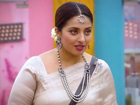 పవన్ కల్యాణ్ హీరోయిన్‌కు షాక్.. భాషను బూచిగా చూపి సాగనంపారు!