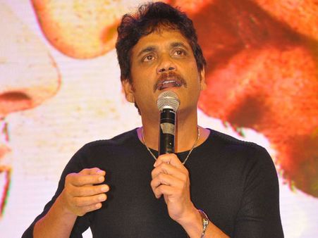 ఆ ఇద్దరు దూరమయ్యారు.. హరికృష్ణను తలుచుకొని.. నాగార్జున ఉద్వేగం