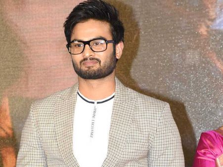 స్టేజిపై డ్యూయెల్ రోల్.. మహేష్‌కి రావడం కుదర్లేదు.. మళ్లీ అదే డైలాగ్ కొట్టిన సుధీర్ బాబు!