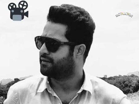 మేమంతా నీతో ఉన్నాం.. అరవింద సమేత లొకేషన్‌లో ఎన్టీఆర్!