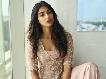 పూజ హెగ్డే తిప్పలు.. చార్టెడ్ ఫ్లైట్‌లో పరుగులు!