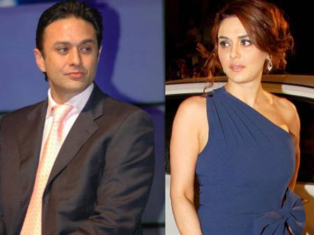 మాజీ ప్రియుడితో సీనియర్ హీరోయిన్ కాంప్రమైజ్.. లైంగిక వేధింపులు, కేసు వెనక్కి!