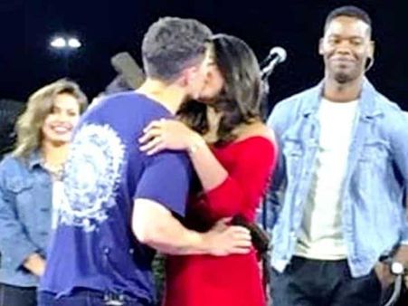 కాబోయే భర్తతో ప్రియాంక చోప్రా ఫస్ట్ పబ్లిక్ కిస్... (వైరల్ వీడియో)