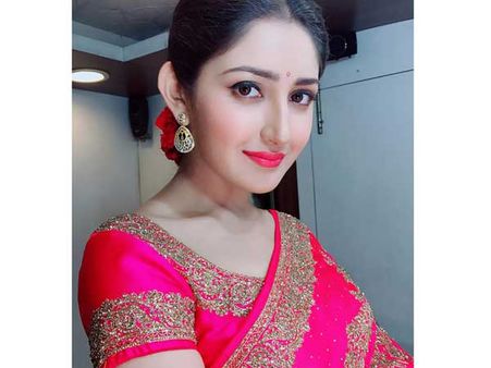 ఆయన అంటే ఇష్టం.. అదొక్కటే నా కోరిక.. సాయేషా