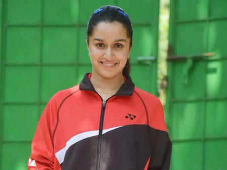 సైనా నెహ్వాల్ బయోపిక్: శ్రద్ధా కపూర్ ఫస్ట్ లుక్.. అచ్చం సైనాను చూసినట్లే...!