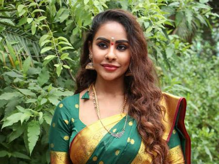 ఎవరి దగ్గరో పడుకుంటే నేను సమాధానం చెప్పాలా?... పవన్ కామెంటుపై శ్రీరెడ్డి ఫైర్!