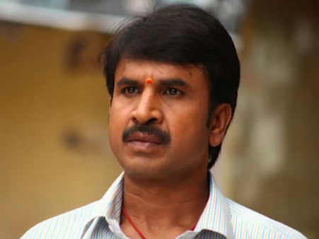 కమెడియన్ శ్రీనివాస్ రెడ్డి పేరుతో మోసం.. గుట్టు రట్టు చేసిన పోలీసులు!