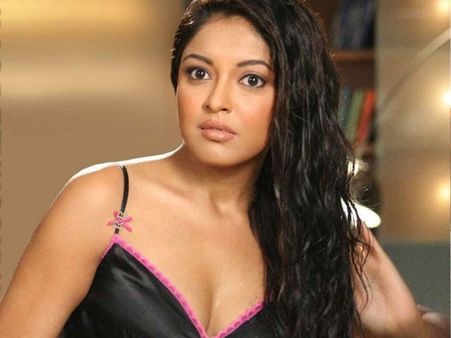 టవల్ ధరించి ఉన్నా, సిగ్గులేకుండా చేయమన్నాడు..కలకలం సృష్టిస్తున్న హీరోయిన్!