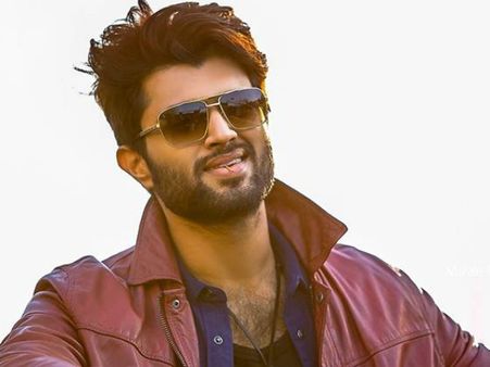 విజయ్ దేవరకొండకు మరో షాక్... యువకుల అరెస్ట్, ఏం జరిగిందంటే?