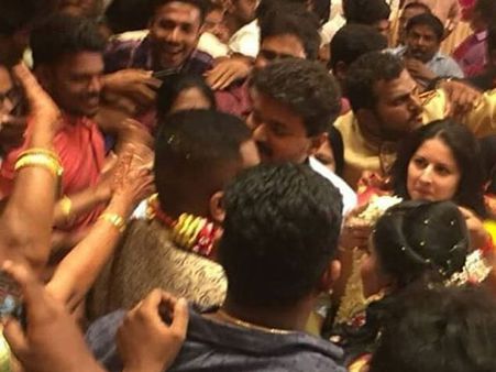 అభిమానుల తోపులాటలో స్టార్ హీరో విజయ్‌కి గాయాలు.. పోలిసుల లాఠీ చార్జ్!