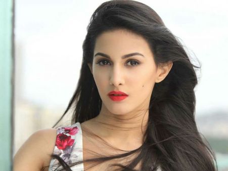 ఆ హీరో పేరు చెబితే నా జీవితం నాశనమే.. రోజంతా కూర్చోబెట్టి.. అమైరా దస్తూర్ సంచలనం!