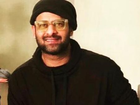 ప్రభాస్ పక్కన ఉన్నది ఎవరో తెలుసా? ఆశ్చర్యంతో పాటు అనుమానం కూడా...