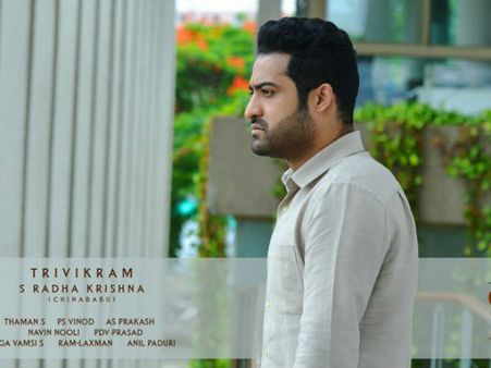 పొలిటికల్ సెగ: ‘అరవింద సమేత’ థియేటర్ వద్ద గొడవ, ప్లెక్సీల చించివేత!