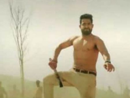 తొడగొట్టడం పాత పద్దతి.... కొత్త స్టైల్ పరిచయం చేసిన త్రివిక్రమ్!