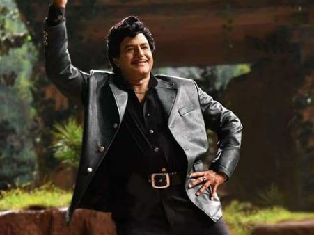 నందమూరి అందగాడు చిందులేయగా.. బాలయ్య వేటగాడు లుక్ కేక!