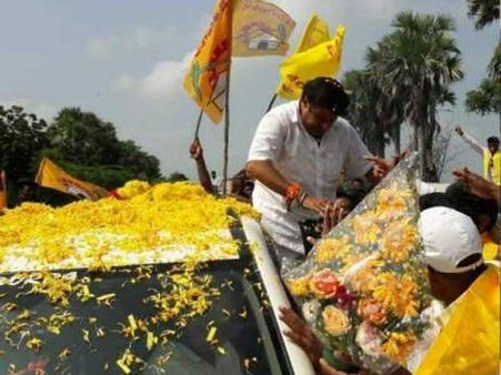 అభిమానులని కొట్టిన బాలయ్య, కాలితో తన్నాడు.. ఆగ్రహంతో ఫ్లెక్సీలు ధ్వంసం చేస్తున్న ఫ్యాన్స్!
