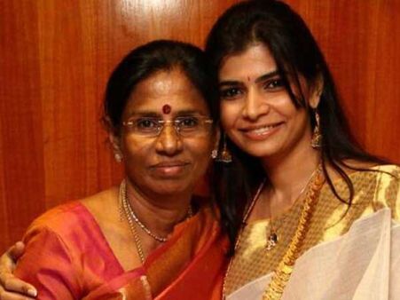 టాప్ లిరిసిస్ట్ నిజ స్వరూపం బయటపెట్టిన చిన్మయి తల్లి!