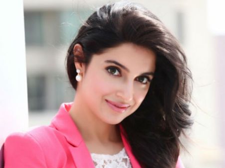 నా భర్తని టార్గెట్ చేశారు.. ఇలాంటి వాళ్ళు శ్రీకృష్ణుడిపై కూడా నిందలు వేస్తారు.. నటి దివ్య ఖోస్లా!