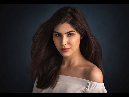 రాత్రి రూమ్‌కు రమ్మని.. బాలీవుడ్‌లో నటిపై డైరెక్టర్‌ చిత్రహింసలు