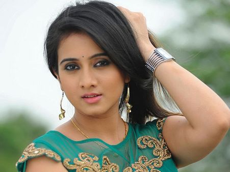 మీటూపై హీరోయిన్ ట్విస్ట్: వాళ్లతో పడుకున్నపుడు ఏమైంది? గంజాయి సేవిస్తూ, అర్ద నగ్నంగా...