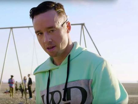 విమానం రెక్కపై షూటింగ్.. ప్రమాదంతో అక్కడికక్కడే మృతి చెందిన రాపర్!