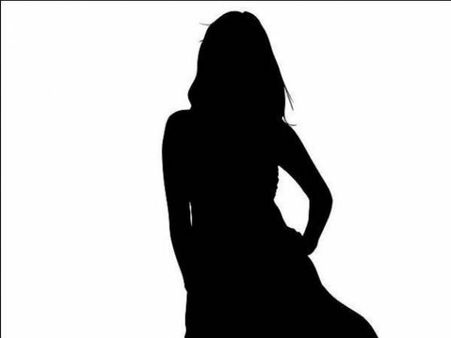 క్రేజీ హీరోపై క్యాస్టింగ్ కౌచ్ కుట్ర.. హీరోయిన్ ఆరోపణలు.. భారీ డబ్బు ఆఫర్