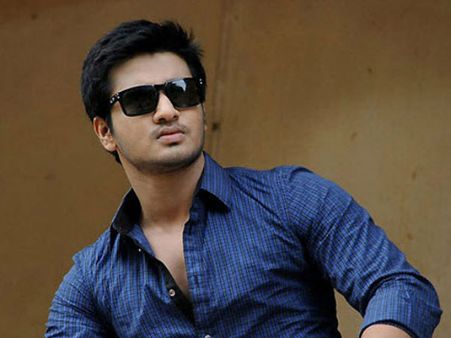 హీరో నిఖిల్ సంచలన కామెంట్స్... విజయ్ దేవరకొండను ఉద్దేశించేనా?