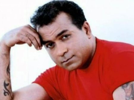 బాలీవుడ్ సింగర్ దుర్మరణం.. చిన్న గాయాలే అనుకున్న డాక్టర్లు.. రక్తం కక్కుకుని!