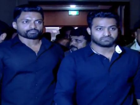 అరవింద్ సమేత ఆడియో: గంభీరంగాఎన్టీఆర్ ఎంట్రీ... అన్నయ్య చేయి పట్టుకుని, బాధను దిగమింగి..