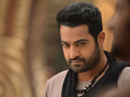 ఎన్టీఆర్ ఆ వ్యామోహంలో పడలేదు.. అందుకే 18 ఏళ్లకే సూపర్‌స్టార్ అయ్యాడు!