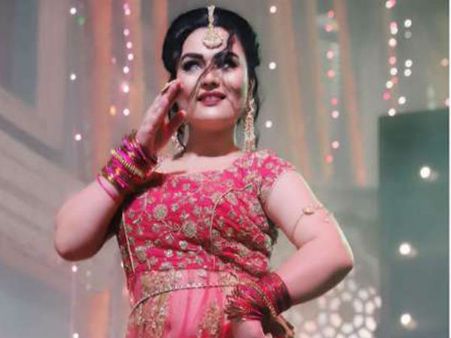 నీ గర్ల్ ఫ్రెండ్ ఉందిగా, ఆమెని అడుగు.. నీచమైన పని చేయమని అందరి ముందు అడిగాడు!