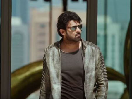 ‘సాహో’ అబుదాబి యాక్షన్ మేకింగ్ వీడియో.... ప్రభాస్ ఒళ్లు గగుర్బొడిచే స్టంట్స్!