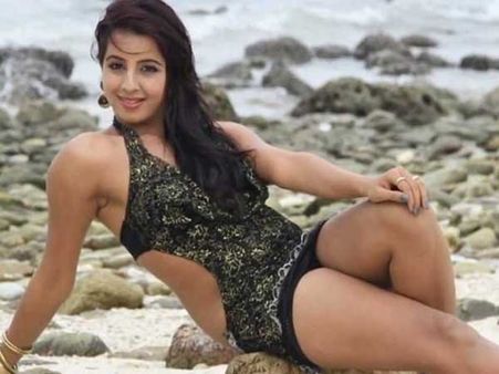 సీడీ ఇచ్చి చూడమని చెప్పా.. అంతమందిలో ముద్దు పెట్టుకోవడం.. హీరోయిన్‌పై డైరెక్టర్ కామెంట్స్!