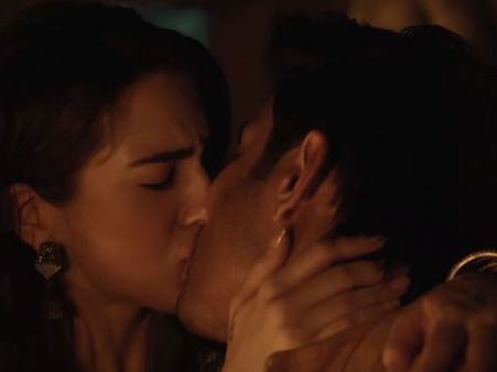 ముద్దులతో రెచ్చిపోయిన స్టార్ హీరో కూతురు.. ప్రకృతితో పోరాటం!