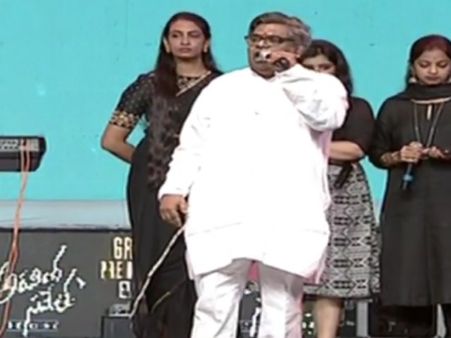 అరవింద సమేత ప్రీ రిలీజ్ లైవ్: ఎన్టీఆర్ మాట వినాలంటే.. మా మాట వినాల్సిందే.. సిరివెన్నెల