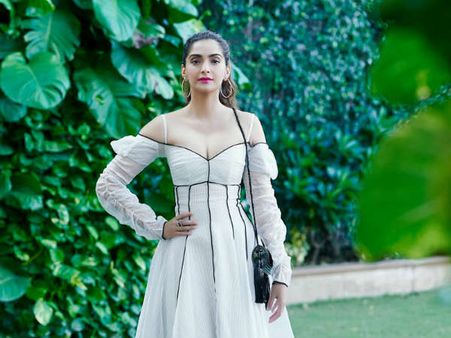 నెగిటివిటీ భరించలేకే.. సోషల్ మీడియాకు గుడ్‌బై చెప్పిన సోనమ్!