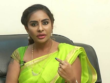 శ్రీరెడ్డి మరో సంచలనం: టీఆర్ఎస్ ఎమ్మెల్యే వేధింపులు, టాప్ ప్రొడ్యూసర్ అక్కడే...