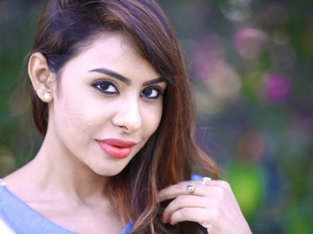 ఎన్టీఆర్, త్రివిక్రమ్‌పై శ్రీరెడ్డి సెన్సేషనల్ కామెంట్.. తొడ అంటూ..