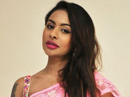 నిజ జీవితంలో నటించకు, మీ మనవరాలిని చూసైనా.. సెక్స్ వేధింపులపై శ్రీరెడ్డి తీవ్ర వ్యాఖ్యలు!