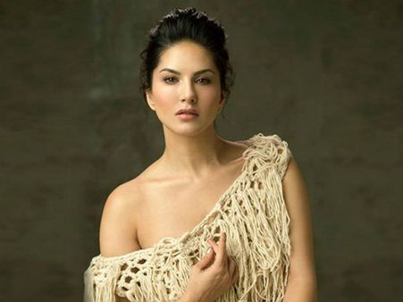 సన్నిలియోన్‌కు సెగ.. చెప్పుల దండతో నిరసన.. దిష్టిబొమ్మ దగ్ధం!