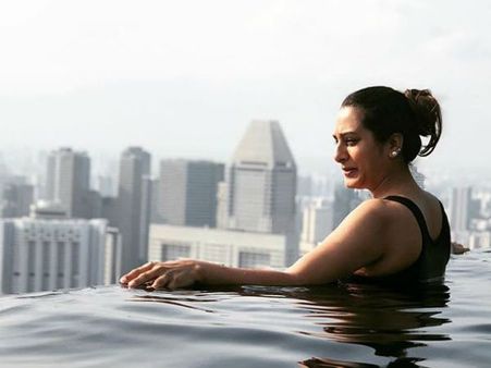 స్విమ్‌సూట్‌లో సురేఖవాణి.. బాత్రూం టవల్‌లో హాట్‌హాట్‌గా!