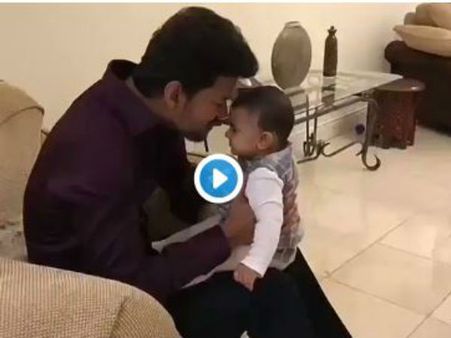 చిన్న పిల్లాడితో ఆడుకుంటున్న విజయ్.. వీడియో వైరల్!