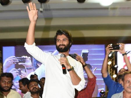 ఒకటి దొబ్బింది.. స్వప్నక్కా మీఊరొచ్చా.. నోటా ప్రీరిలీజ్ ఈవెంట్‌లో అదరగొట్టిన విజయ్ దేవరకొండ!