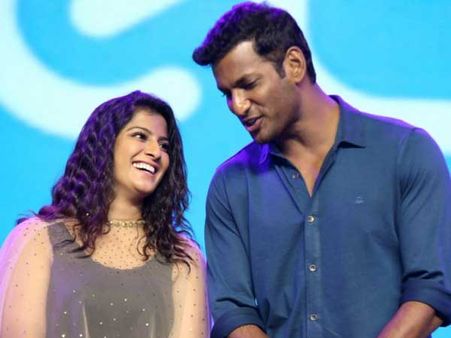 విశాల్‌ను పట్టించుకోని వరలక్ష్మి... ఫ్యాన్స్ అరుపులు, ఆ ఇద్దరి రొమాన్స్ గురించి!
