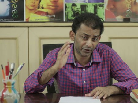 ముద్దు సీన్ల రచ్చ: నా కూతురుతో చేయిస్తా... డబ్బు కోసమే అంటూ మరో దర్శకుడి వాగ్వాదం!