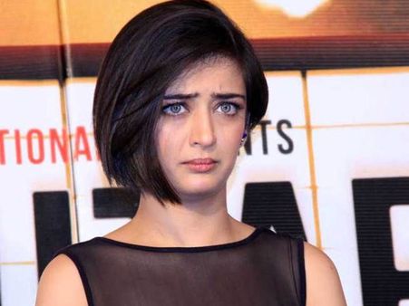 నా ప్రైవేట్ ఫోటోలు లీక్ చేశారు.. వాళ్ళందరిని బయటకు తీస్తా.. అక్షర హాసన్ వార్నింగ్!