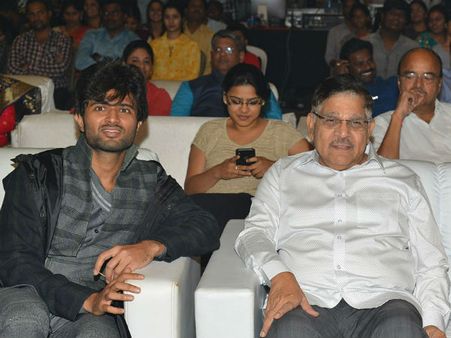 టాక్సీవాలాని గీత ఆర్ట్స్ వాళ్ళు తగలబెట్టేస్తారు.. ఇదొక గుణపాఠం, విజయ్ దేవరకొండ రెండోసారి!