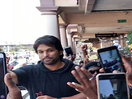 అల్లు అర్జున్‌ని చుట్టుముట్టిన కేరళ అభిమానులు.. కొత్త లుక్ కెవ్వు కేక, ఆర్య2!