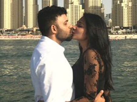 పీకల్లోతు ప్రేమలో డైరెక్టర్.. ప్రియురాలిని ముద్దుల్లో ముంచెత్తుతూ..