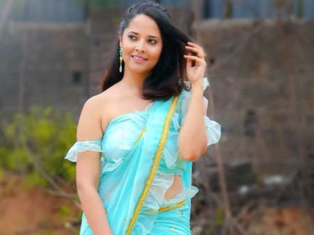 సావిత్రిగా అనసూయ, ఆ వీడియో చూసి నెటిజన్ల ట్రోలింగ్... నవ్వుకోవడం ఖాయం!